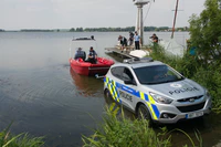 foto - předání pracovního prámu Pioner Multi III obvodnímu oddělení policie v Pohořelicích, pořízeno z daru JMK, hejtman Šimek 04.jpg