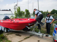 foto - předání pracovního prámu Pioner Multi III obvodnímu oddělení policie v Pohořelicích, pořízeno z daru JMK, hejtman Šimek 03.jpg